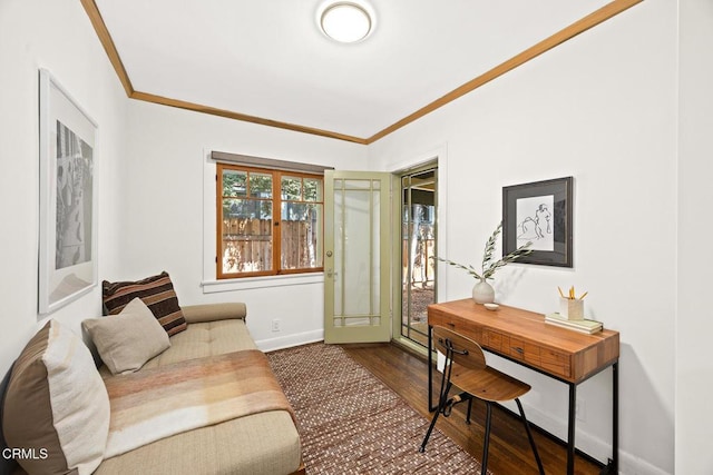 living area featuring crown molding, wood finished floors, and baseboards