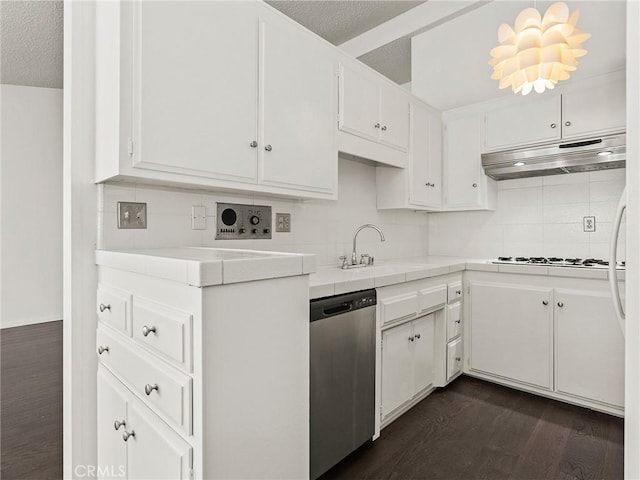 kitchen with under cabinet range hood, a sink, stainless steel dishwasher, dark wood-style floors, and white gas cooktop