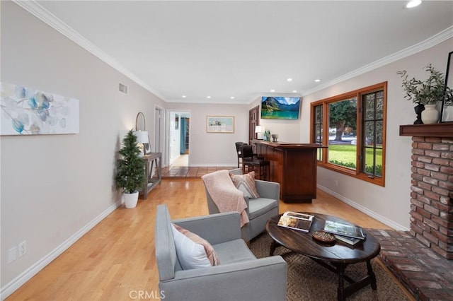 living area with recessed lighting, baseboards, light wood-style floors, and crown molding