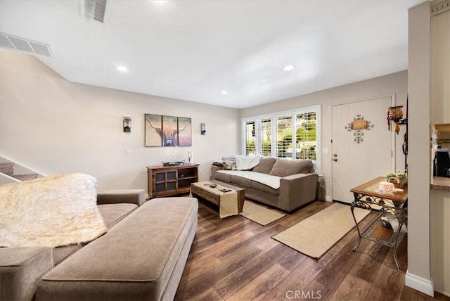 living room featuring visible vents, recessed lighting, baseboards, and wood finished floors