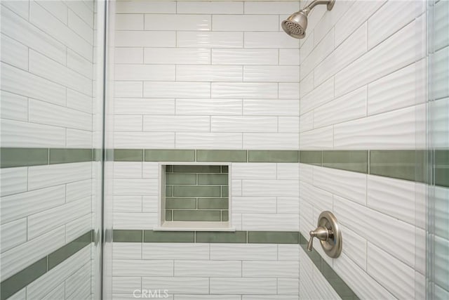 details featuring tiled shower