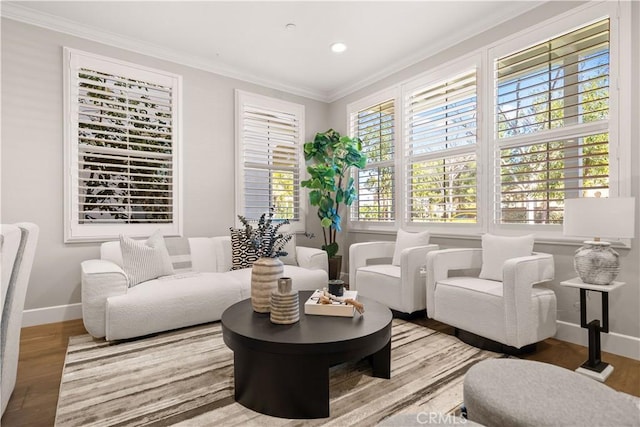 living room with recessed lighting, baseboards, wood finished floors, and crown molding