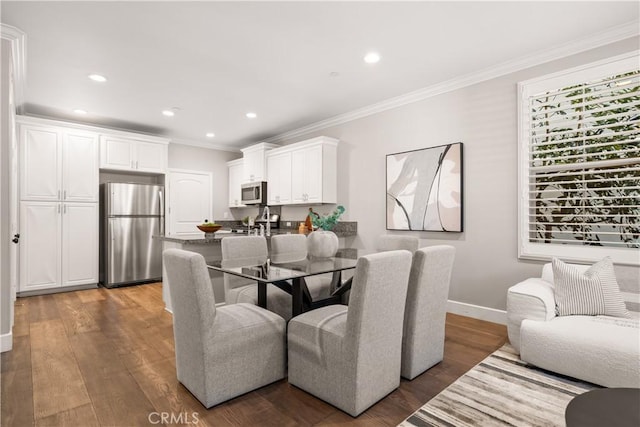 dining area featuring recessed lighting, baseboards, wood finished floors, and crown molding