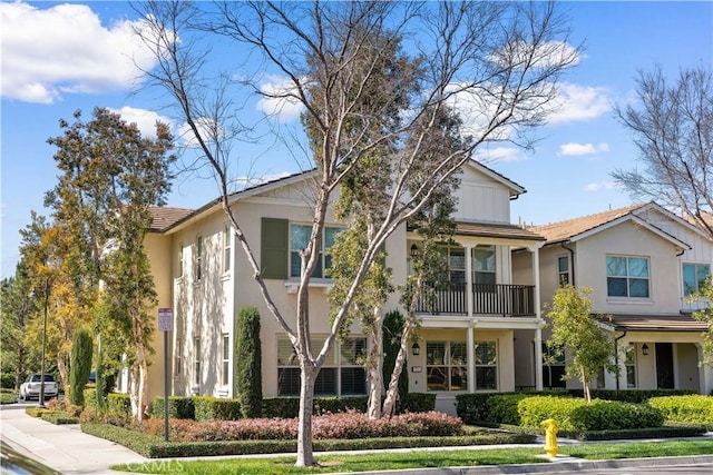 view of front facade featuring stucco siding