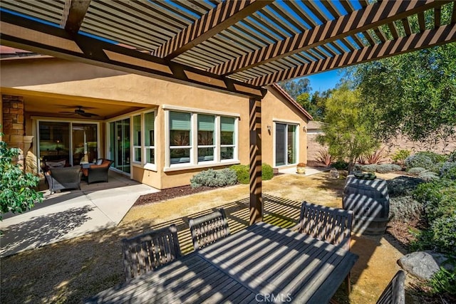 view of patio with a pergola and a ceiling fan