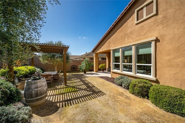 view of yard featuring fence, a pergola, and a patio area