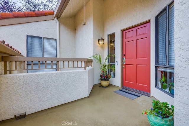 entrance to property with stucco siding