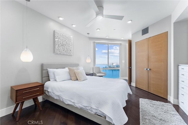 bedroom featuring visible vents, ceiling fan, baseboards, recessed lighting, and dark wood-style flooring