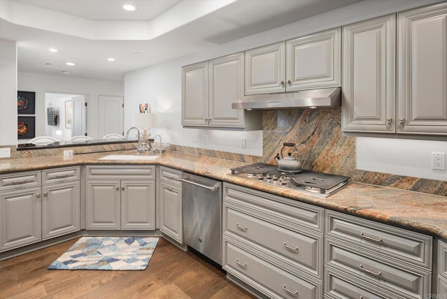 kitchen with under cabinet range hood, a sink, recessed lighting, stainless steel appliances, and dark wood-style flooring