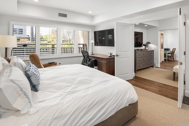 bedroom featuring dark wood-type flooring, recessed lighting, visible vents, and baseboards