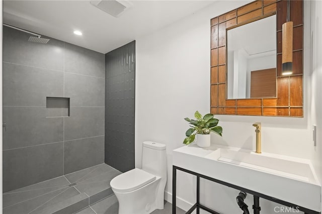 full bathroom with visible vents, tiled shower, recessed lighting, a sink, and toilet