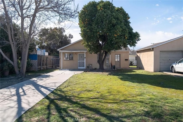 view of front facade featuring stucco siding, a front yard, and fence