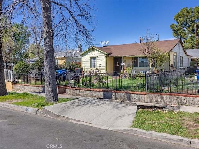 view of front of property featuring a fenced front yard