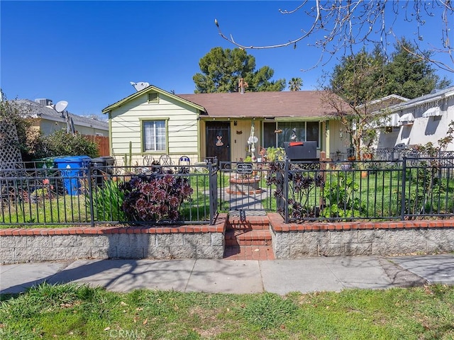 view of front of home with a fenced front yard