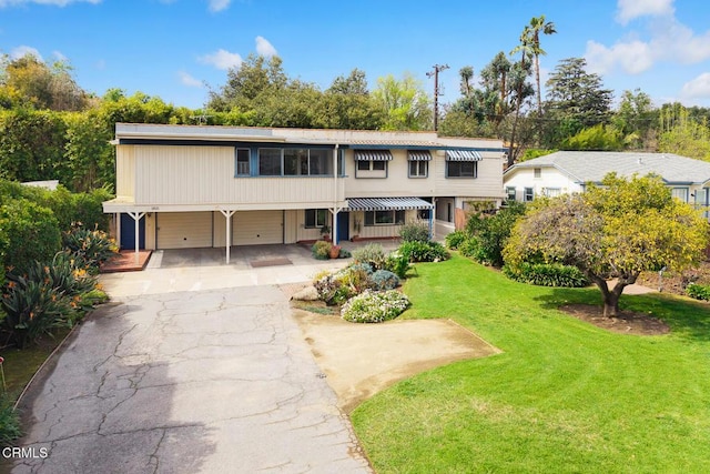 view of front of house featuring aphalt driveway and a front yard