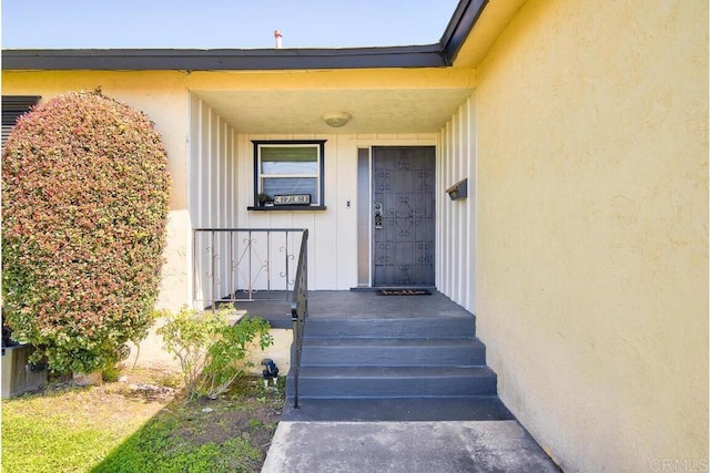 view of exterior entry with stucco siding