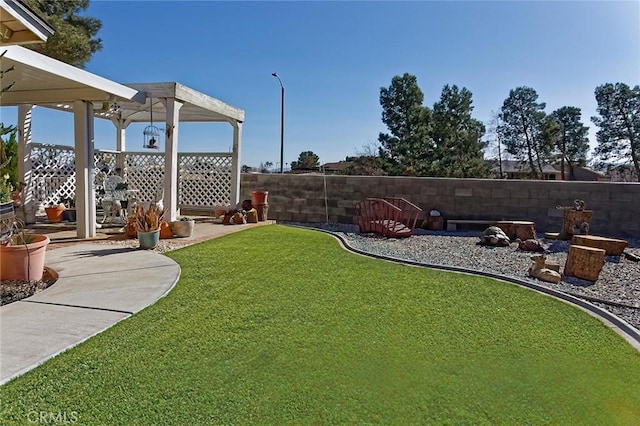 view of yard featuring fence