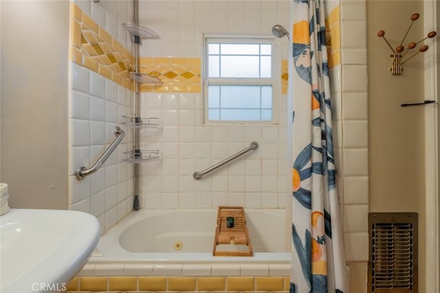 bathroom with tiled shower / bath combo