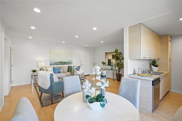 dining space featuring recessed lighting, light wood-style flooring, and baseboards