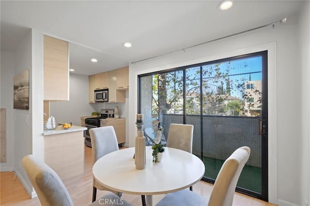 dining area featuring recessed lighting, baseboards, and light wood-style floors