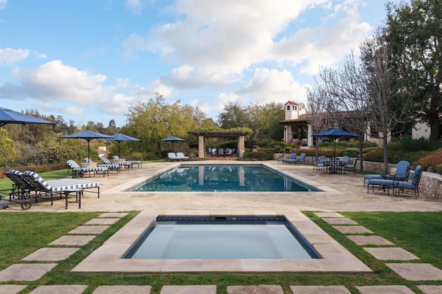 pool featuring an in ground hot tub, a pergola, and a patio