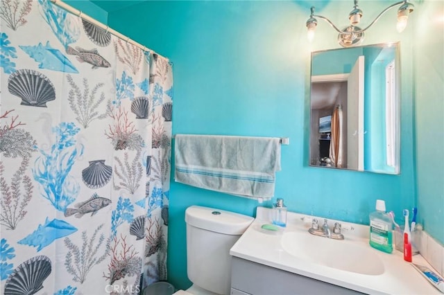 full bath featuring curtained shower, toilet, and vanity