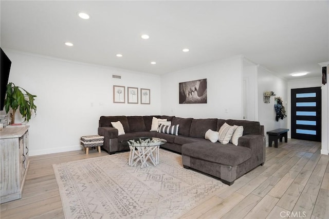 living area featuring visible vents, light wood-style flooring, recessed lighting, crown molding, and baseboards