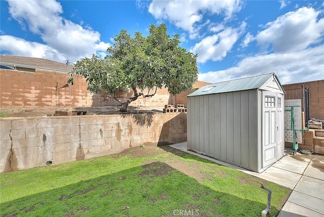 view of yard with a shed, an outdoor structure, and a fenced backyard