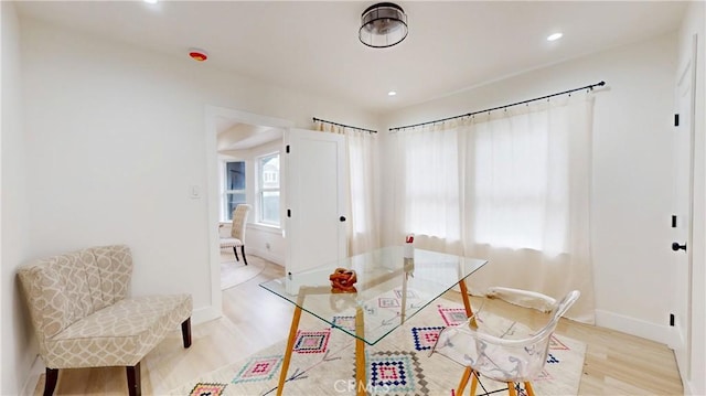 dining area with recessed lighting, light wood-style floors, and baseboards