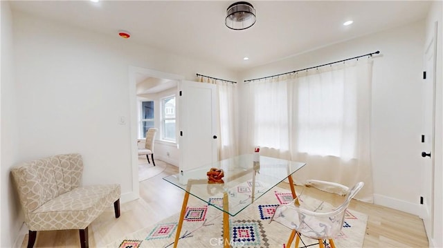 dining space featuring light wood-style flooring, recessed lighting, and baseboards