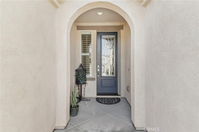 property entrance with stucco siding