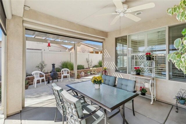 sunroom featuring a ceiling fan