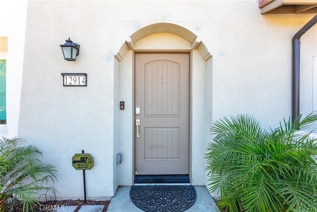 view of exterior entry featuring stucco siding