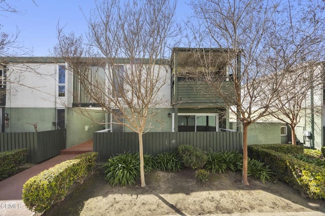 exterior space featuring a fenced front yard