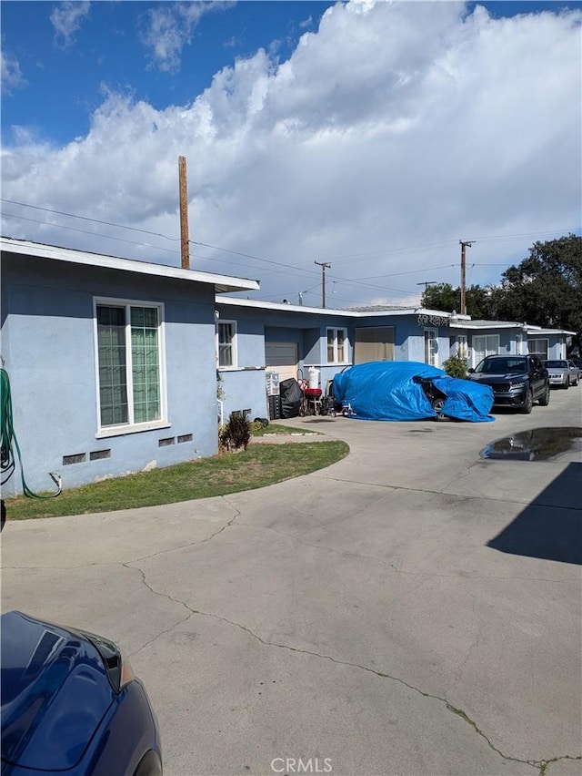 view of front of house with stucco siding and an attached garage