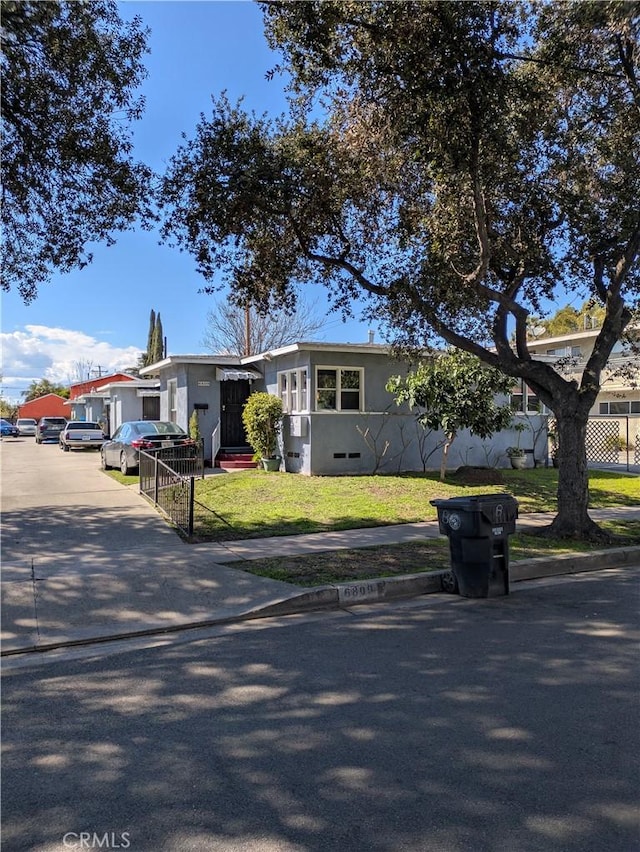 view of front facade featuring entry steps and a front yard