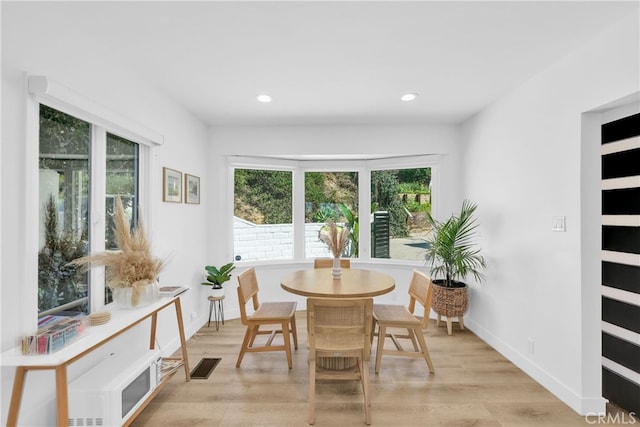 dining area with visible vents, recessed lighting, baseboards, and light wood-style floors