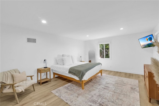 bedroom featuring recessed lighting, visible vents, baseboards, and light wood-style floors