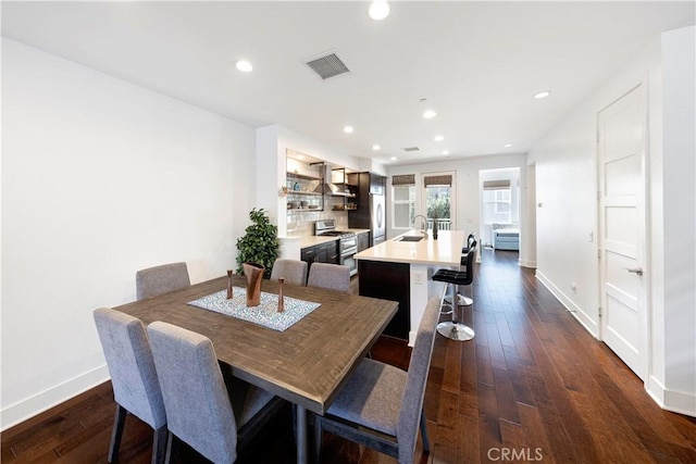 dining area featuring recessed lighting, visible vents, baseboards, and dark wood-style flooring