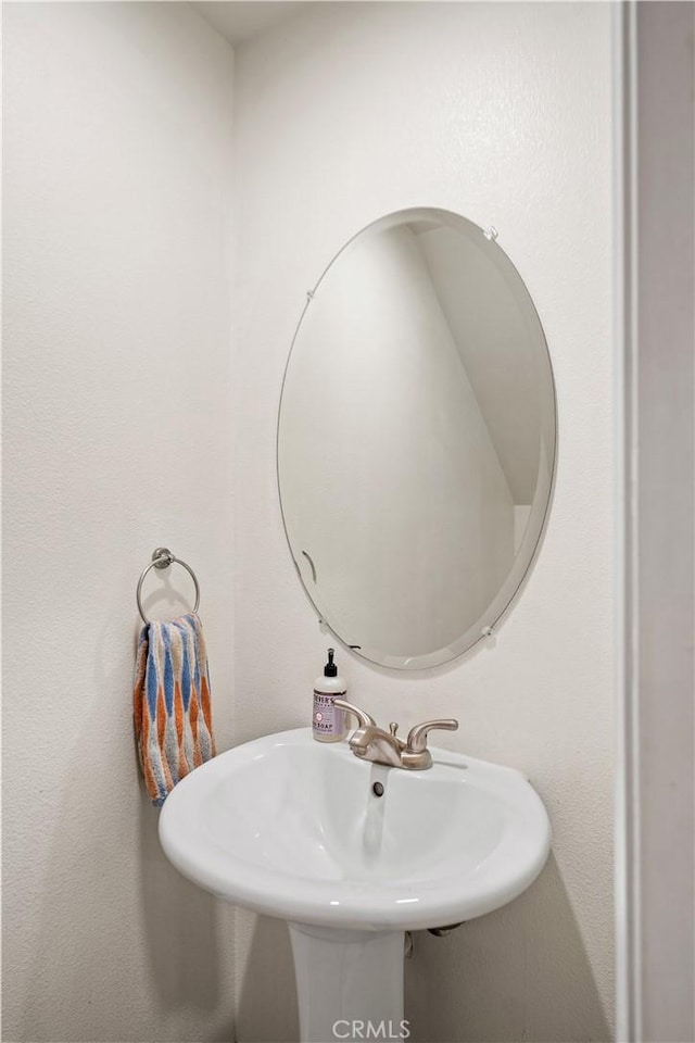 bathroom featuring a sink