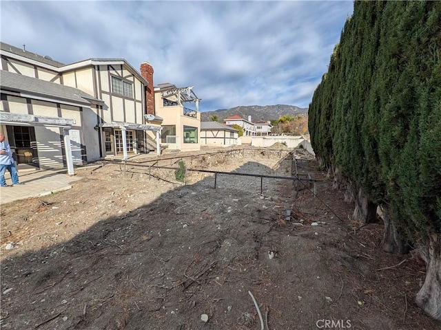 view of yard featuring a mountain view