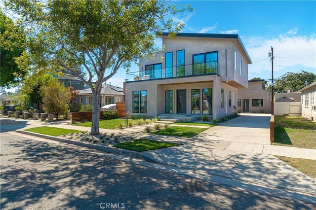 10943 Pickford Way, Culver City, CA 90230 - view of front facade featuring stucco siding, a balcony, and driveway