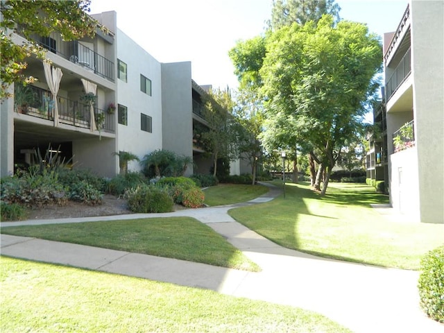 view of home's community featuring a yard