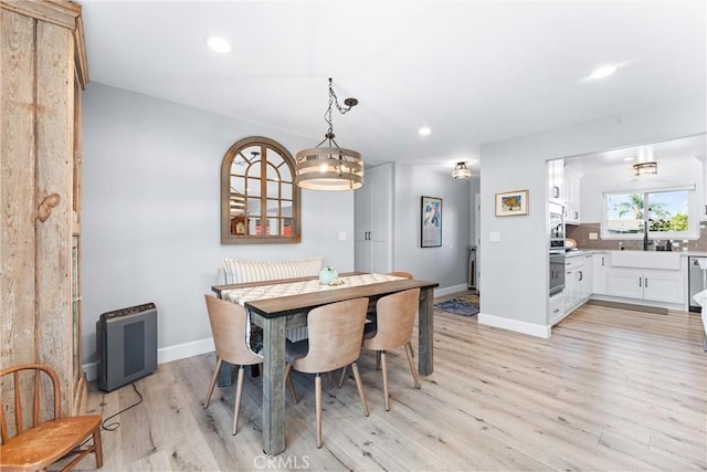 dining area featuring recessed lighting, baseboards, and light wood finished floors