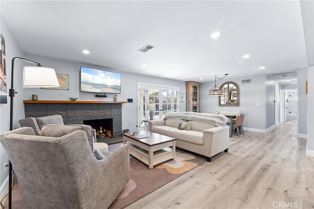 living area featuring light wood-type flooring, visible vents, baseboards, and recessed lighting