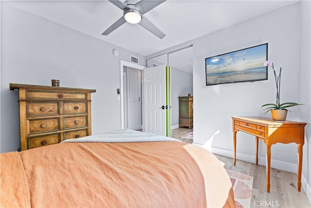 bedroom featuring visible vents, light wood-style flooring, and a ceiling fan