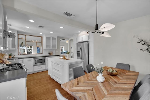 dining space featuring recessed lighting, visible vents, and light wood-style flooring