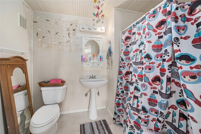 full bath featuring visible vents, wooden ceiling, toilet, and a shower with curtain