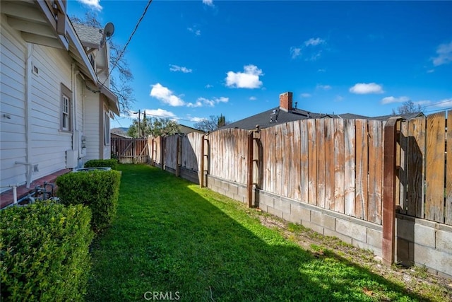 view of yard featuring a fenced backyard