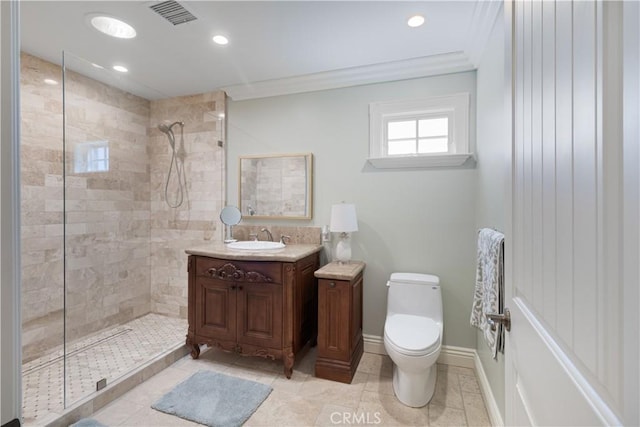 full bath featuring visible vents, toilet, ornamental molding, a tile shower, and baseboards